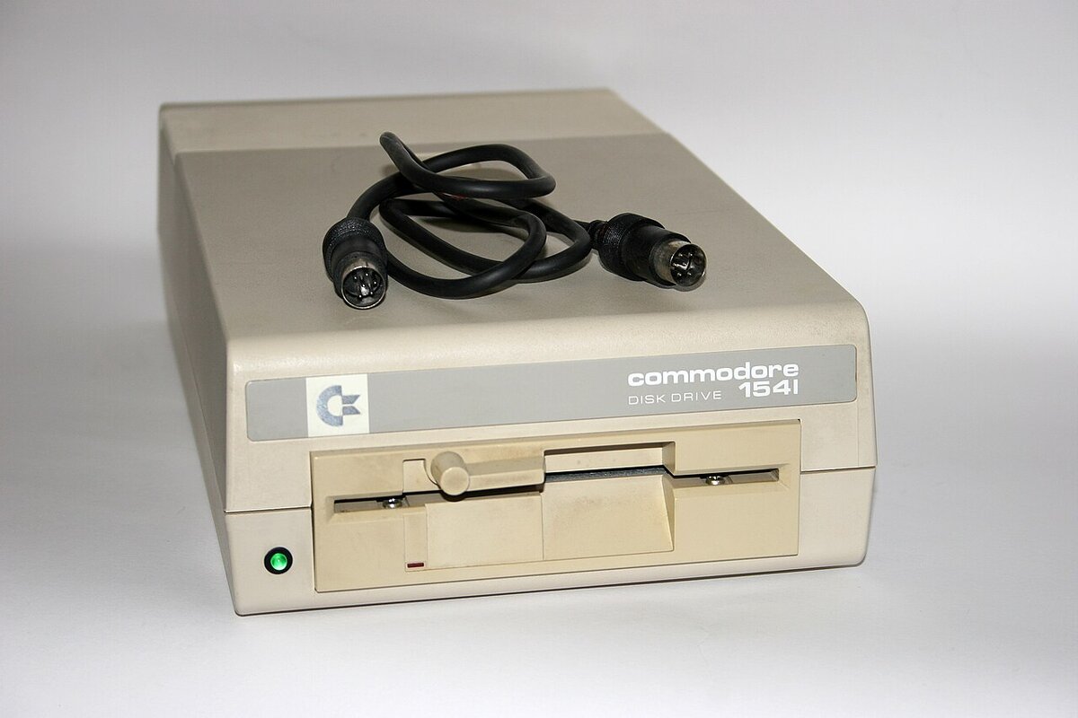 Commodore 1541 C Floppy Disk Drive - photo 1