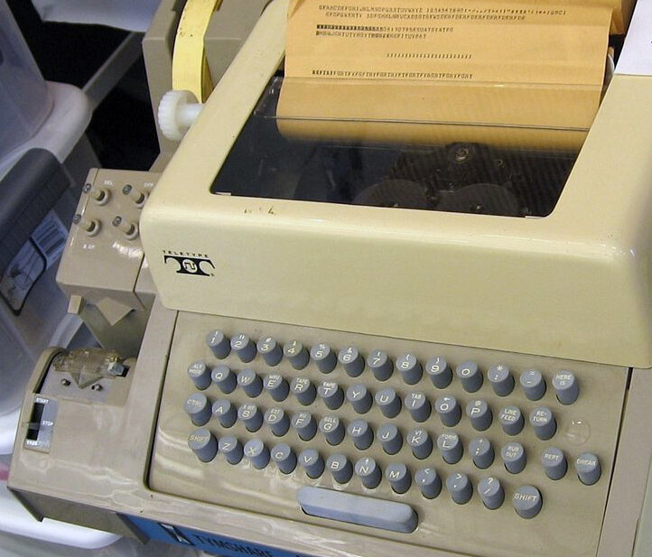 Teletype ASR 33 - photo 3