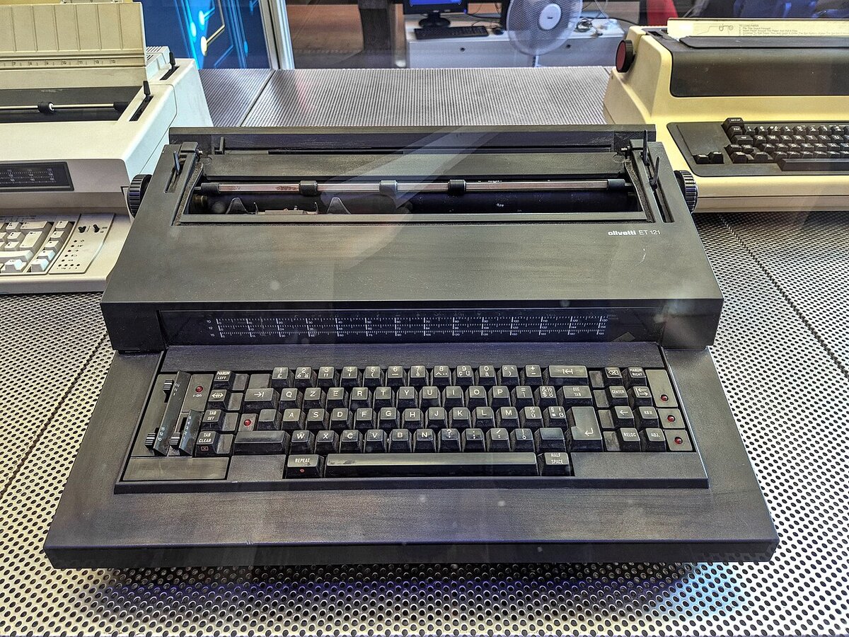 Olivetti ET121 Electronic Typewriter - photo 1