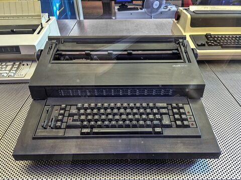 Olivetti ET121 Electronic Typewriter